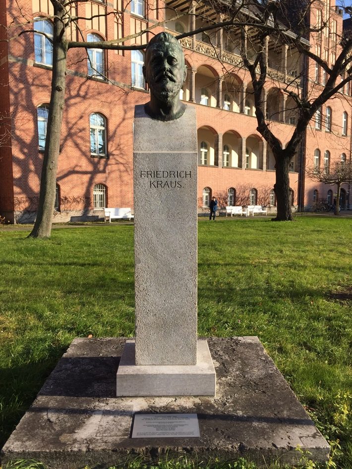 Friedrich Kraus bust, Berlin - 01.jpg